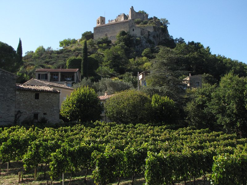kasteel van entrechaux.jpg - Donderdag 22 september, we pakken de auto en rijden om de Mont Ventoux heen, voor een fietstocht aan de noordzijde van de berg. We starten onze tocht aan de voet van het kasteel van Entrechaux.